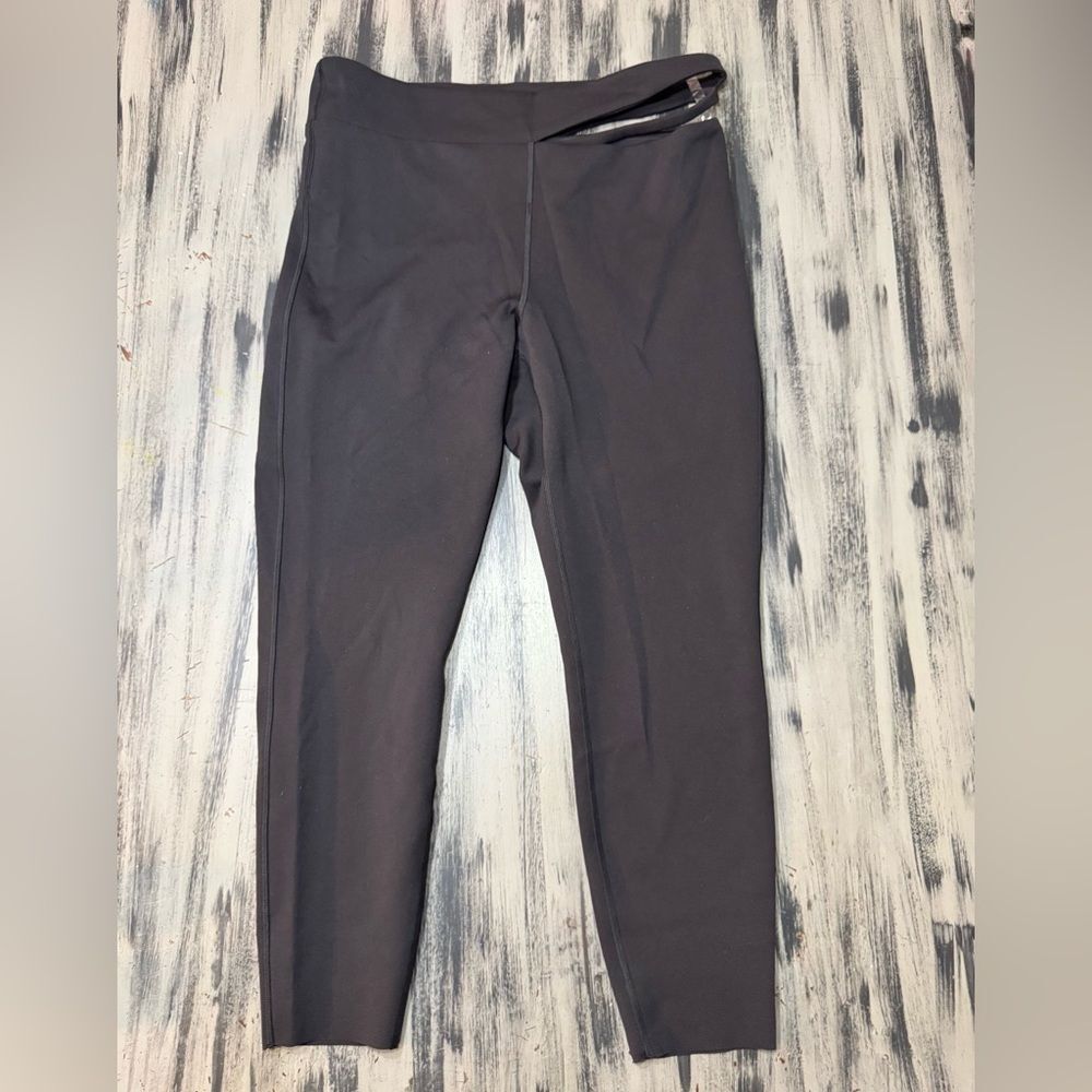 Lululemon Cut-Out Waist High-Rise Train Tight 25" in Black - Picture 12 of 13